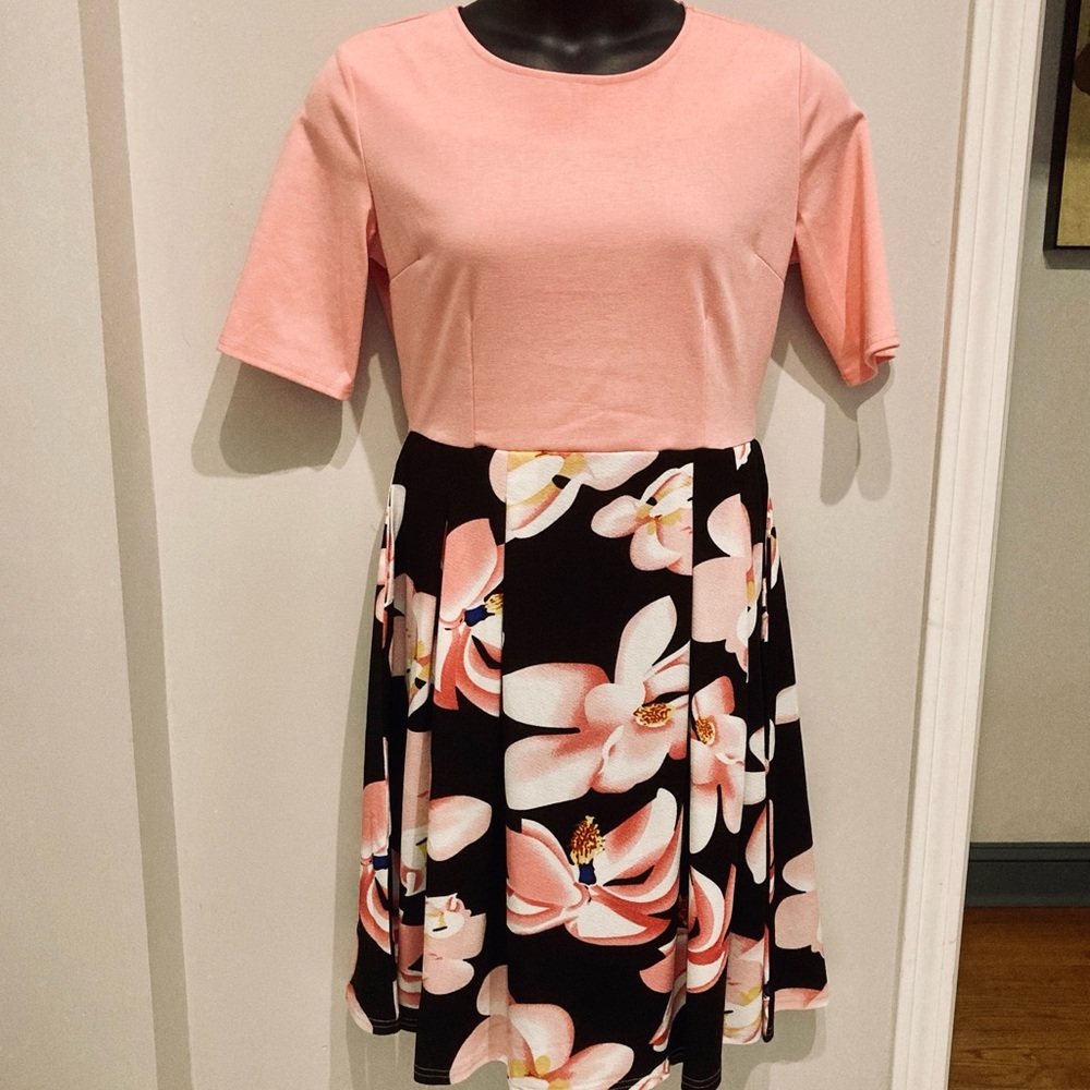 Pink and floral swing dress with 😍pockets😍!!!